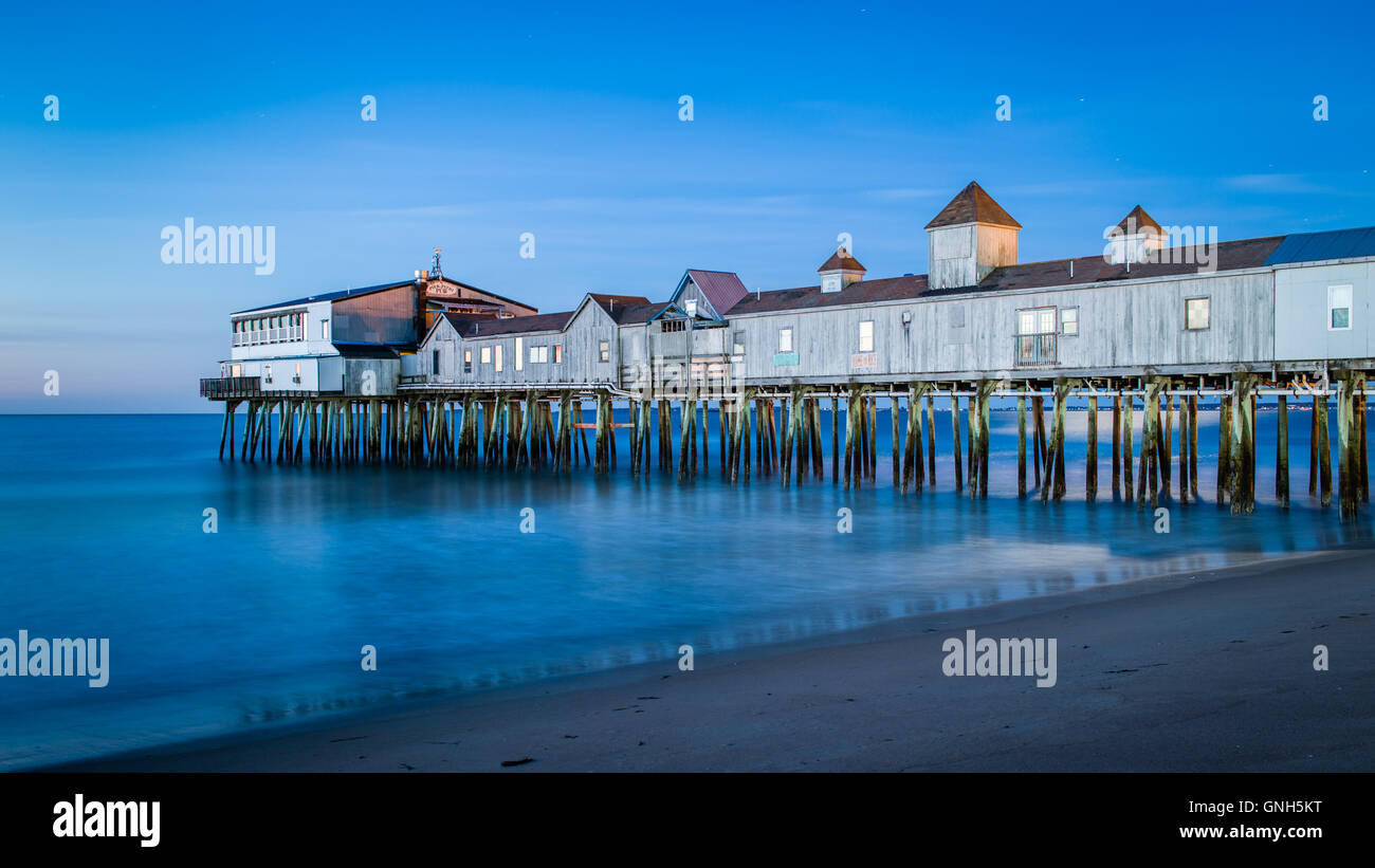 Die Pier in Old Orchard Beach, Maine - die blaue Stunde Stockfoto