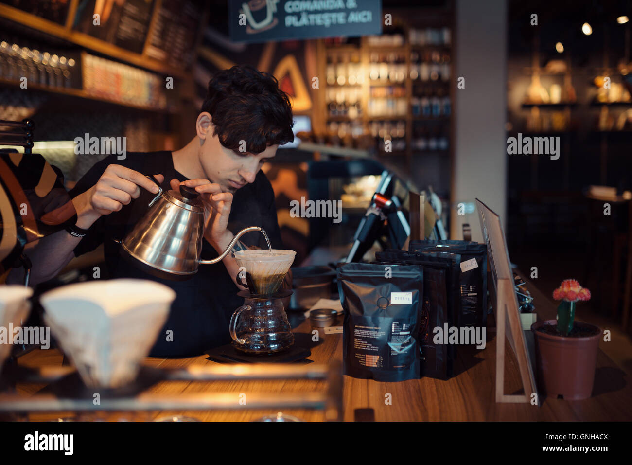 Barista bei der Arbeit in einem Coffee-shop Stockfoto