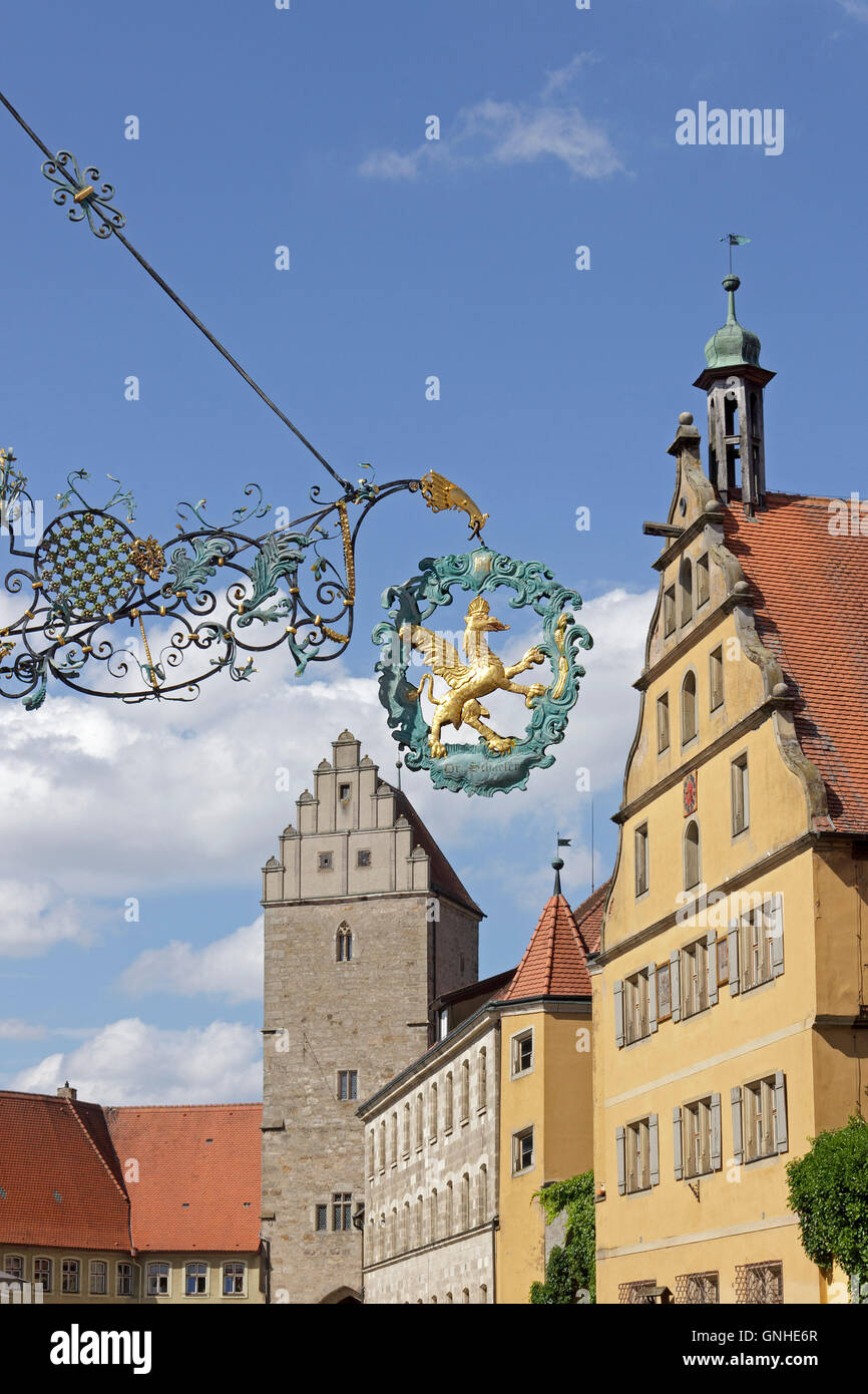 Segringer Strasse mit Rothenburg Tor und ehemaligen Krankenhaus, Altstadt, Dinkelsbühl, Franken, Bayern, Deutschland Stockfoto
