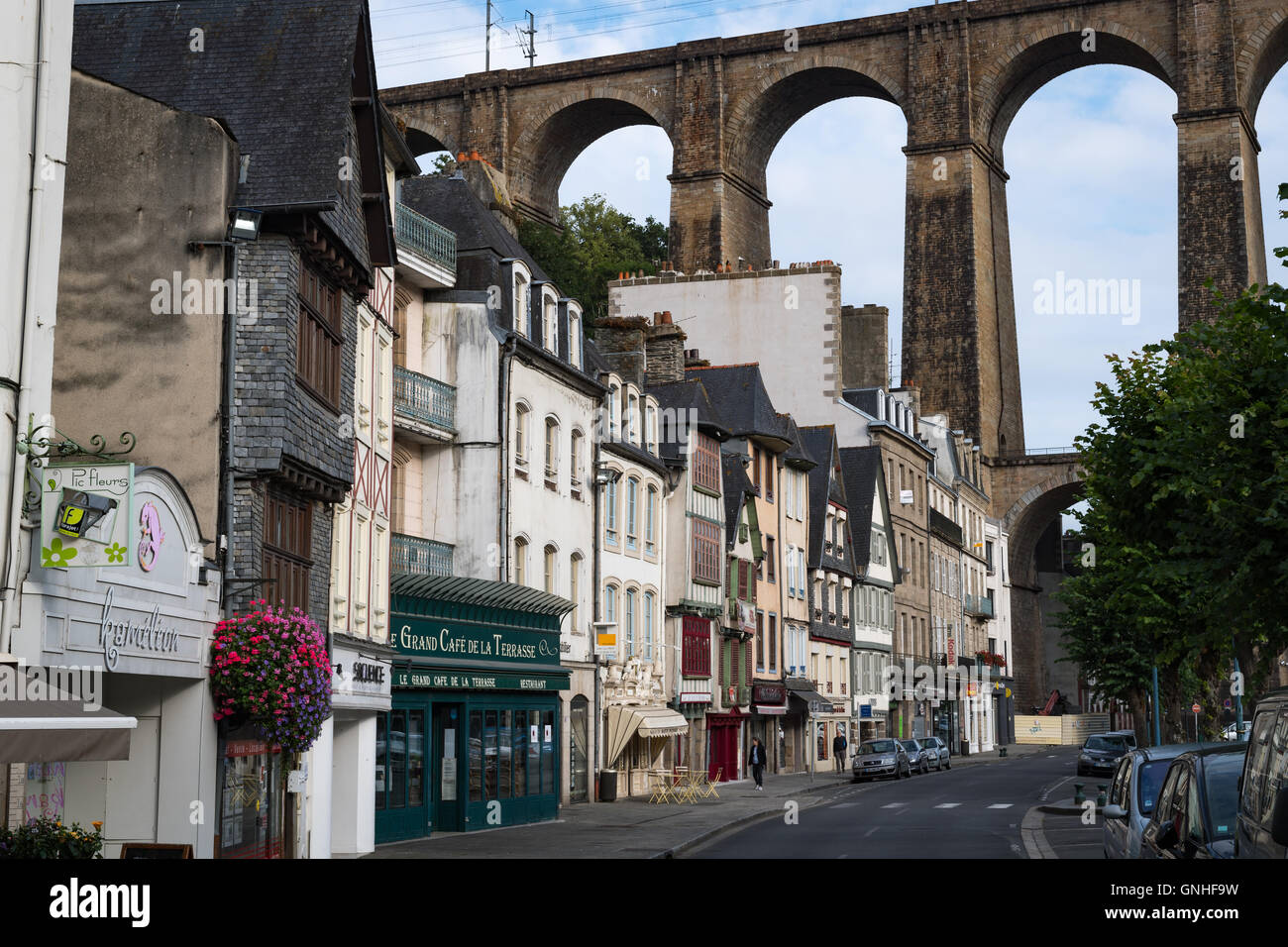 Ladenfronten und dem Eisenbahnviadukt in Morlaix, Bretagne, Frankreich Stockfoto