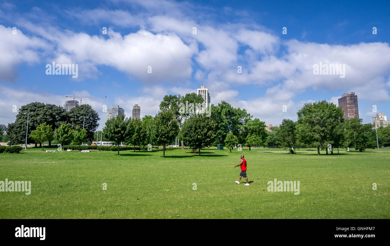 Mann zu Fuß durch einen Park am Rande des Chicago Stockfoto