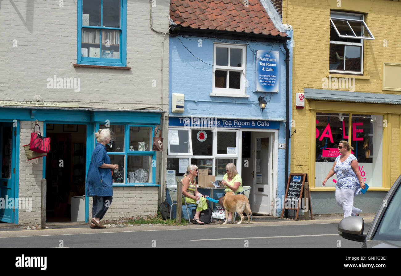 kleine Geschäfte in der trendigen Dorf Burnham Market in North Norfolk. Auch bekannt als Chelsea-by-the-Sea Stockfoto