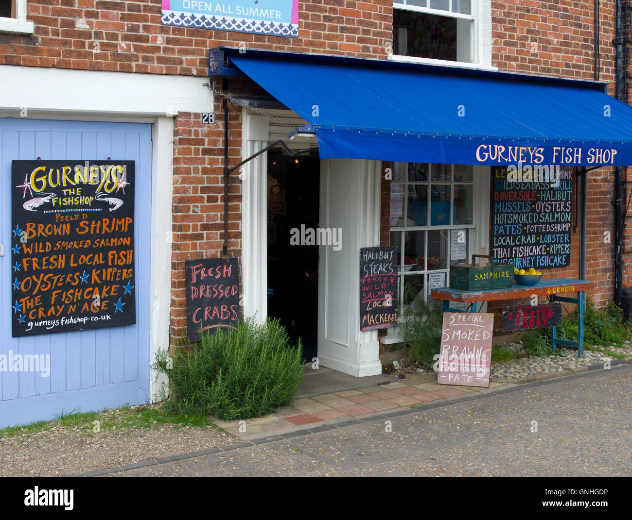 Shoppen Sie vor Gurneys Fish Shop im trendigen Dorf Burnham Market in North Norfolk. Manchmal auch als Chelsea-by-the-Sea bezeichnet Stockfoto