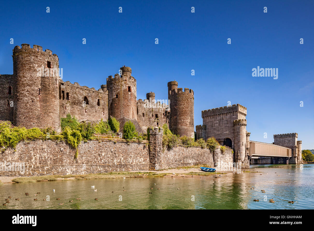 Conwy Castle, mit Robert Stephensons Eisenbahnbrücke, Wales, UK. Stockfoto