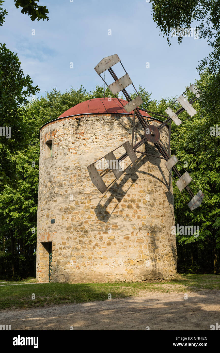 Historisches Denkmal der Windmühle oberhalb der Stadt Holic, Slowakei Stockfoto