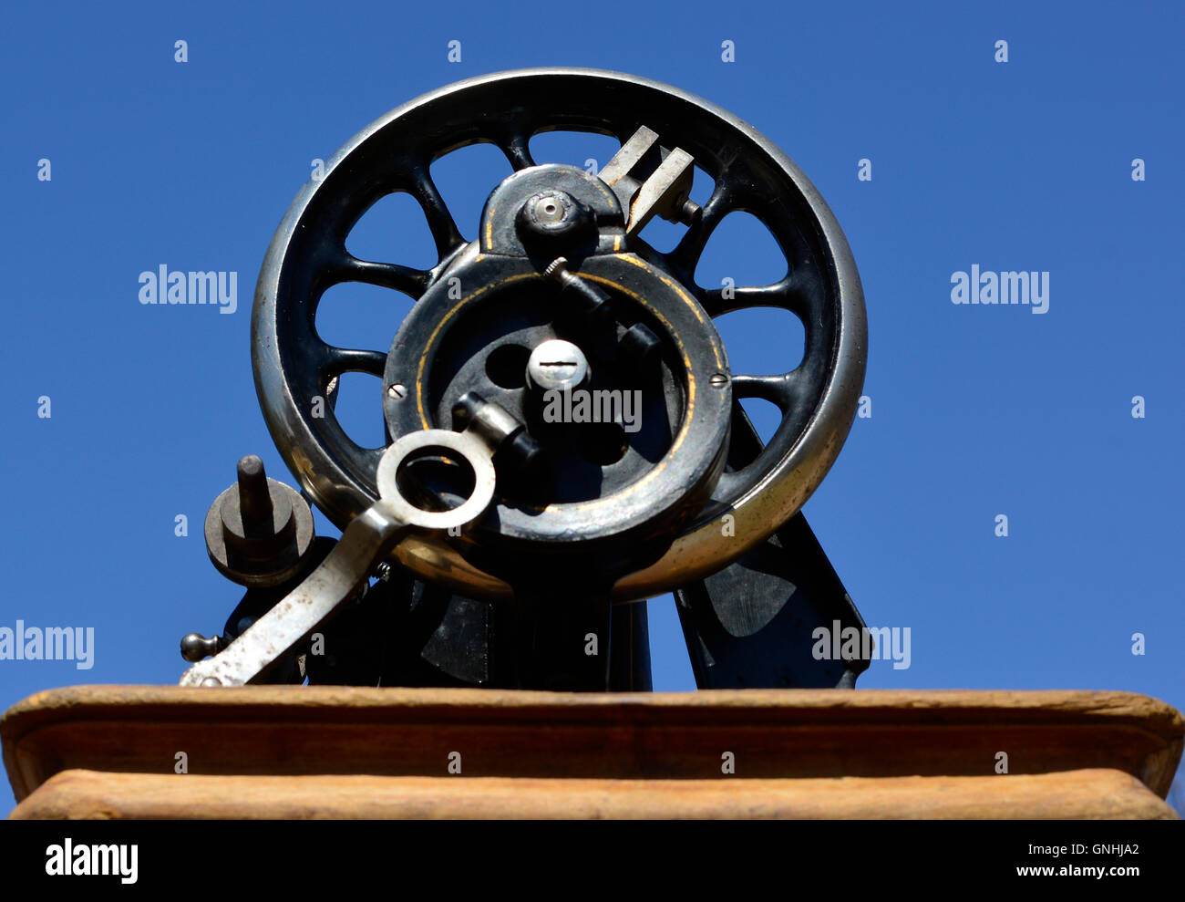 Vintage Nähmaschine Baujahr 1871 rechte Seitenansicht gegen blauen Himmel Stockfoto