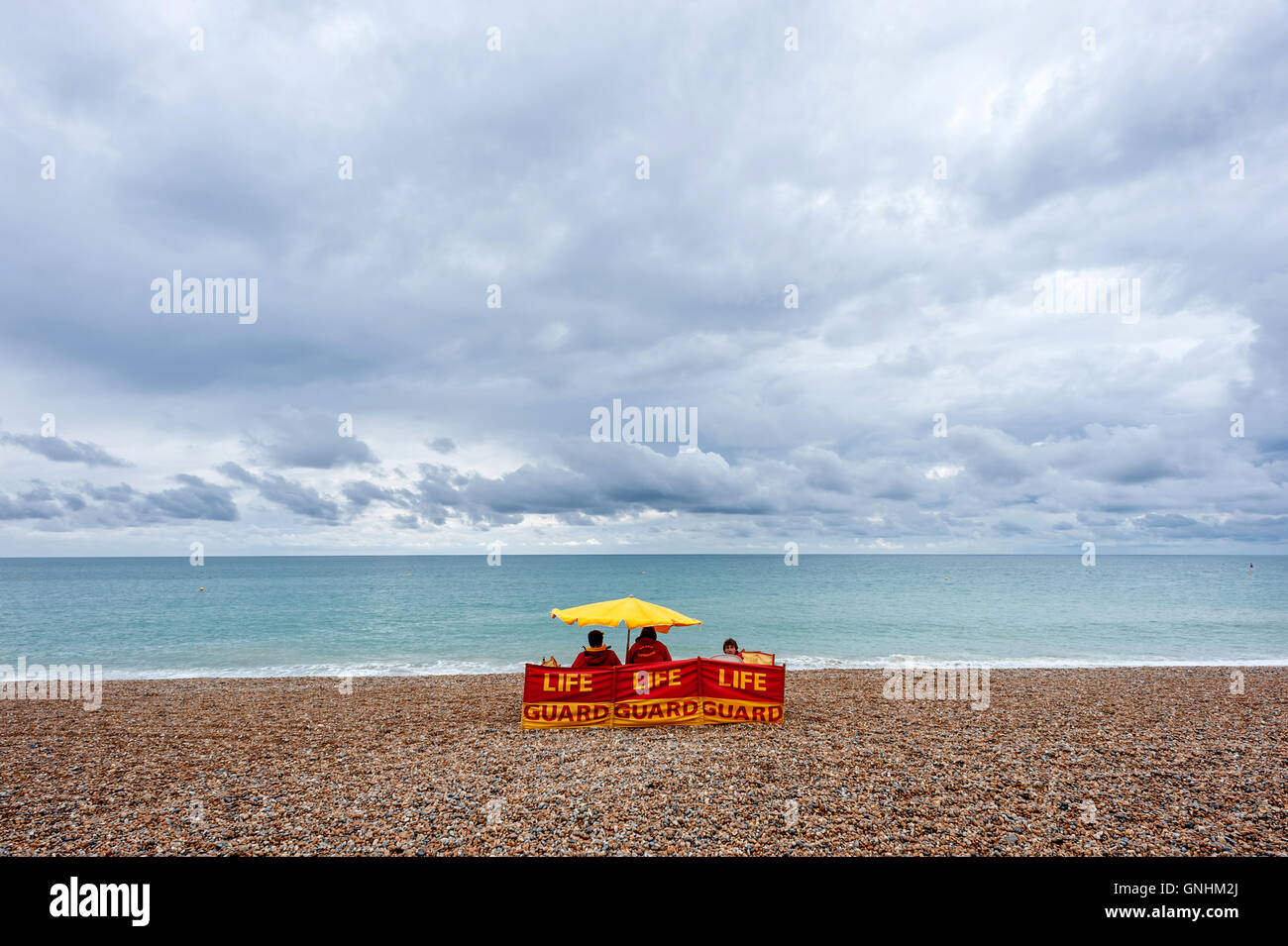 Rettungsschwimmer am Strand von Brighton an einem stürmischen Tag Stockfoto