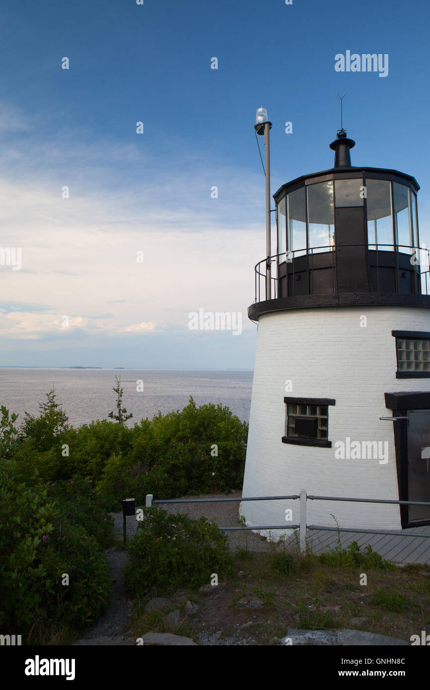 Kleinen Burgberg Leuchtturm in Newport, Rhode Island, mit Blick auf den Atlantischen Ozean, erbaut 1830 Stockfoto