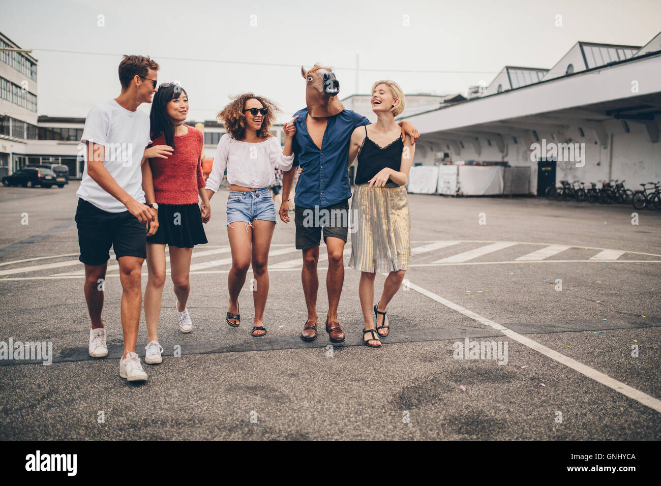 Voller Länge Schuss von jungen Freunden zusammen auf die Straße gehen. Gemischtrassigen Gruppe junger Menschen, die Natur genießen. Stockfoto