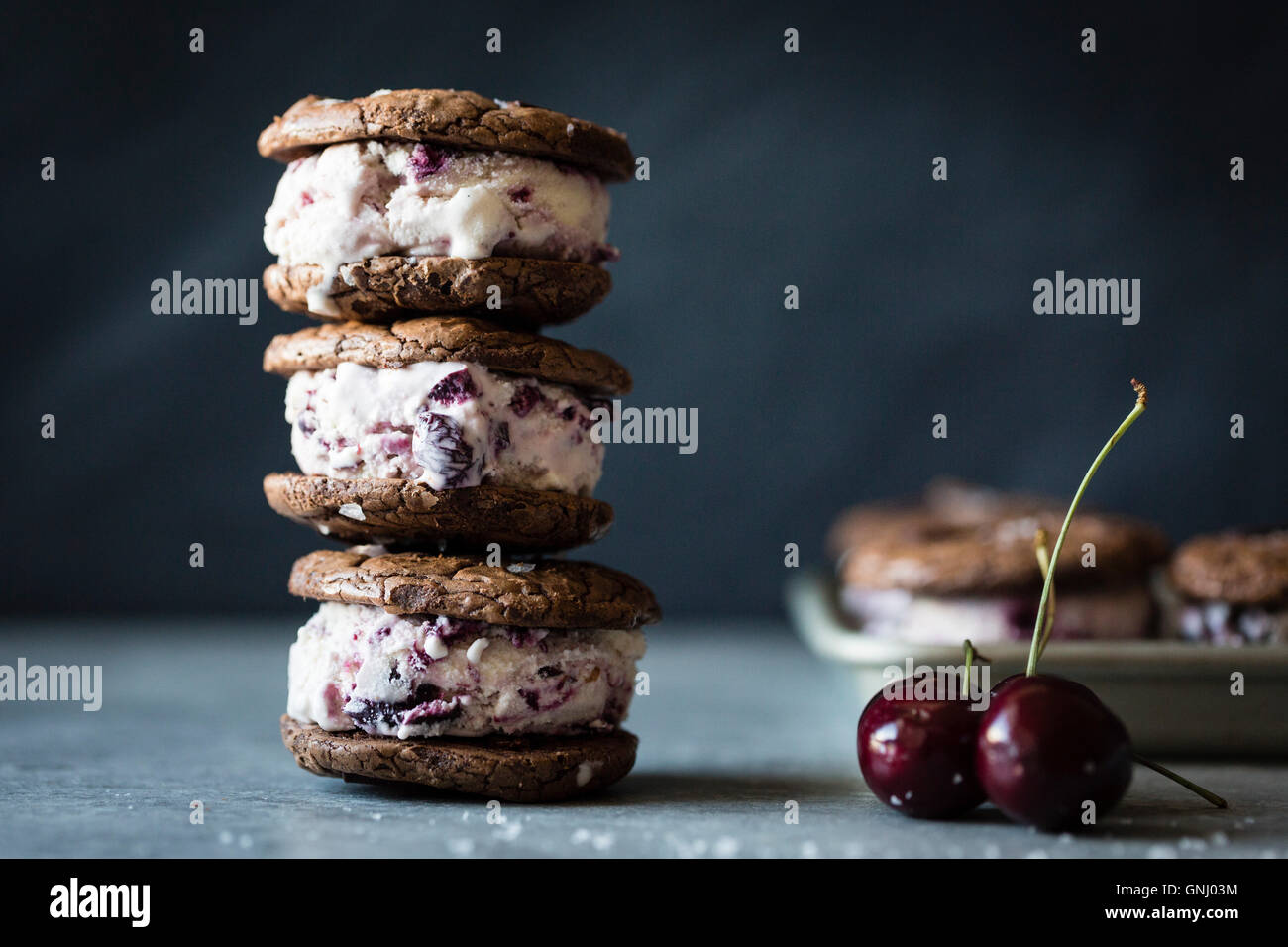 Geröstete Kirsche Eis Sandwiches mit gesalzenem doppelte Schokolade Buchweizen Cookies (glutenfrei) Stockfoto