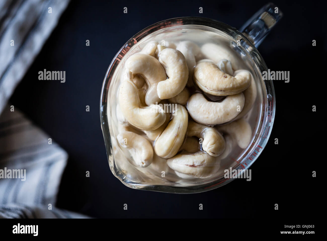 Cashew-Nüssen einweichen in einem Messgerät Krug Stockfoto
