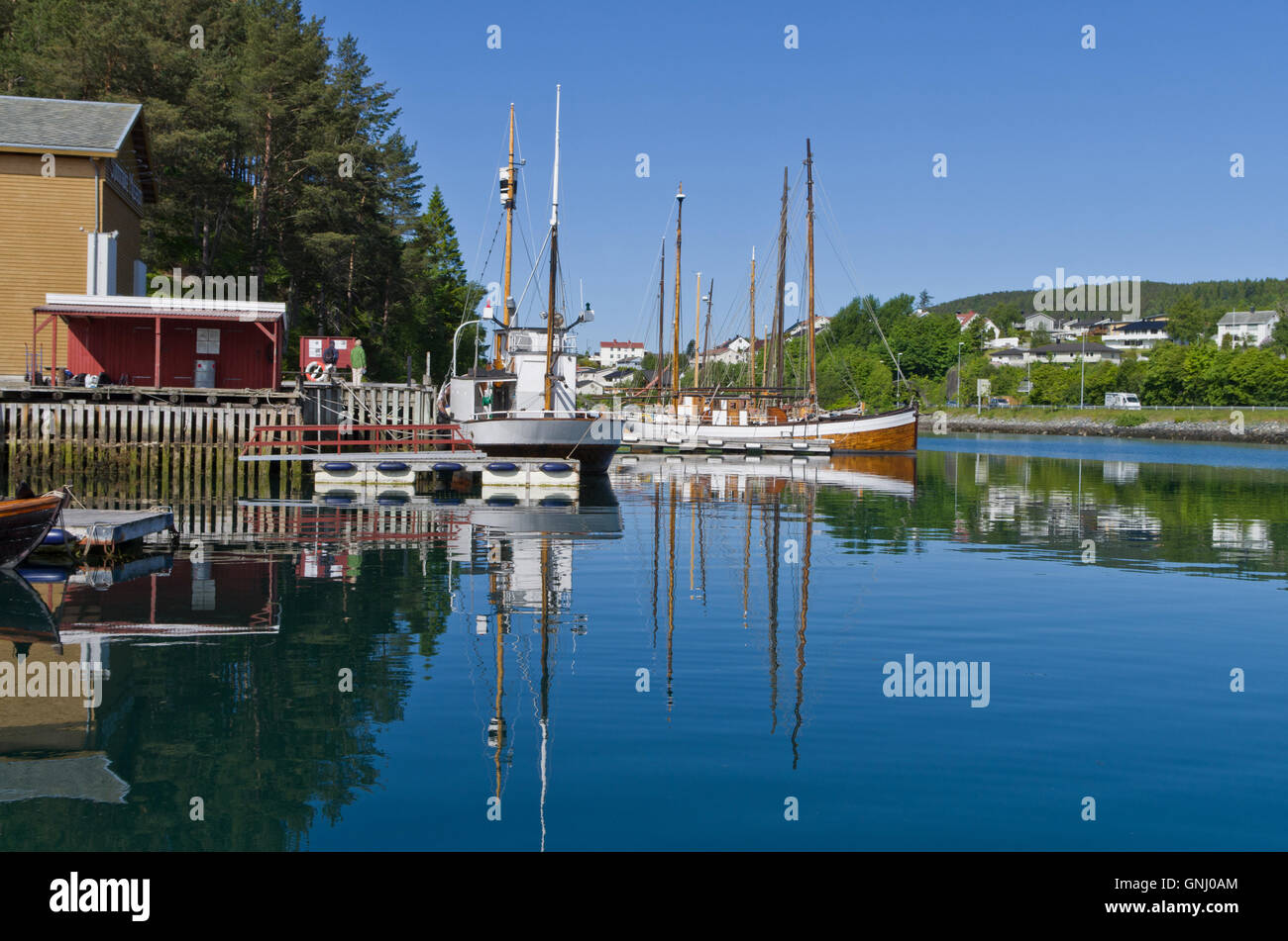 Alte klassische Masten Boote auf dem See im Sunnmore Museum, Alesund, Norwegen Stockfoto