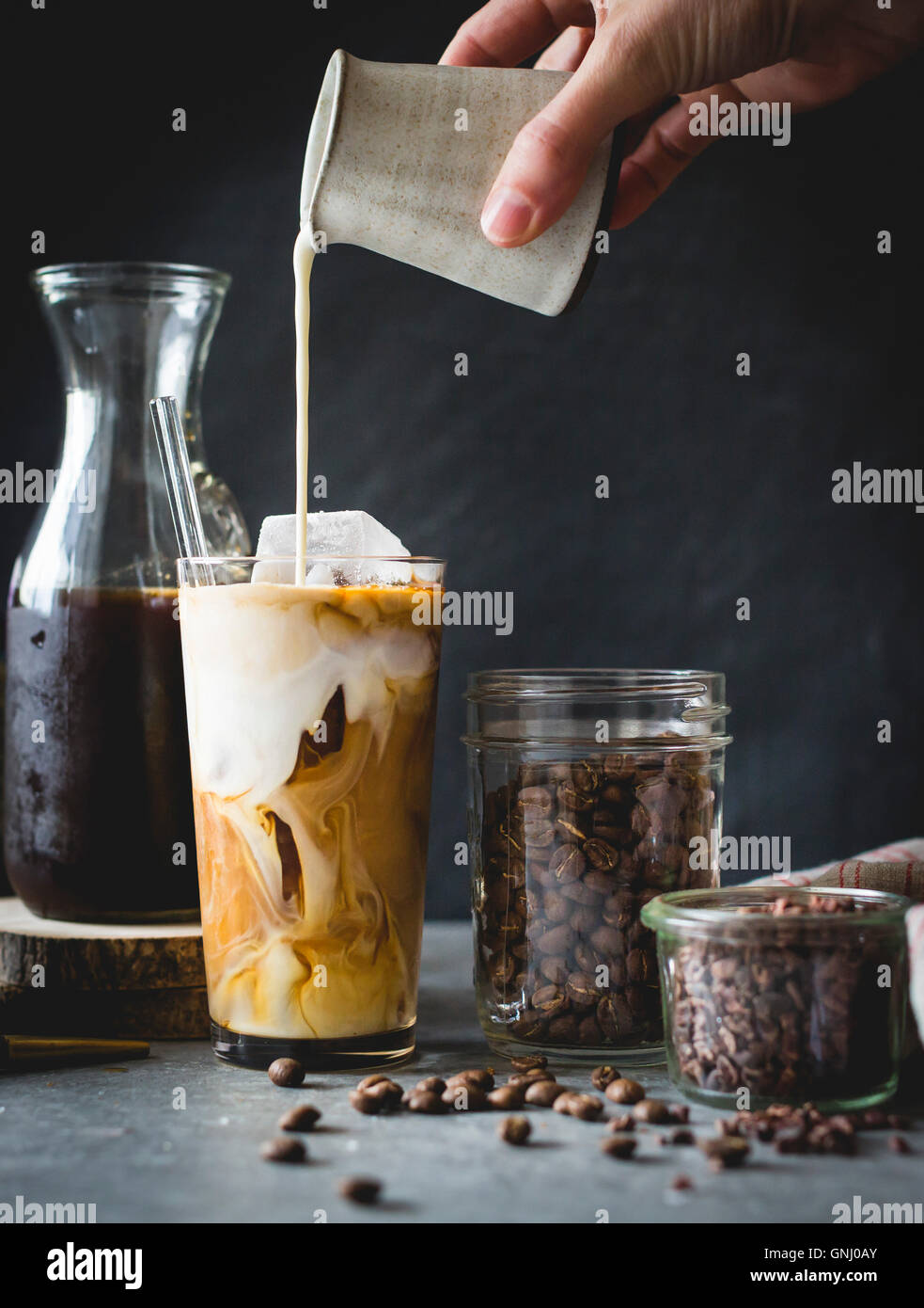 Frau Milch zu einem Eiskaffee in Gießen Stockfoto