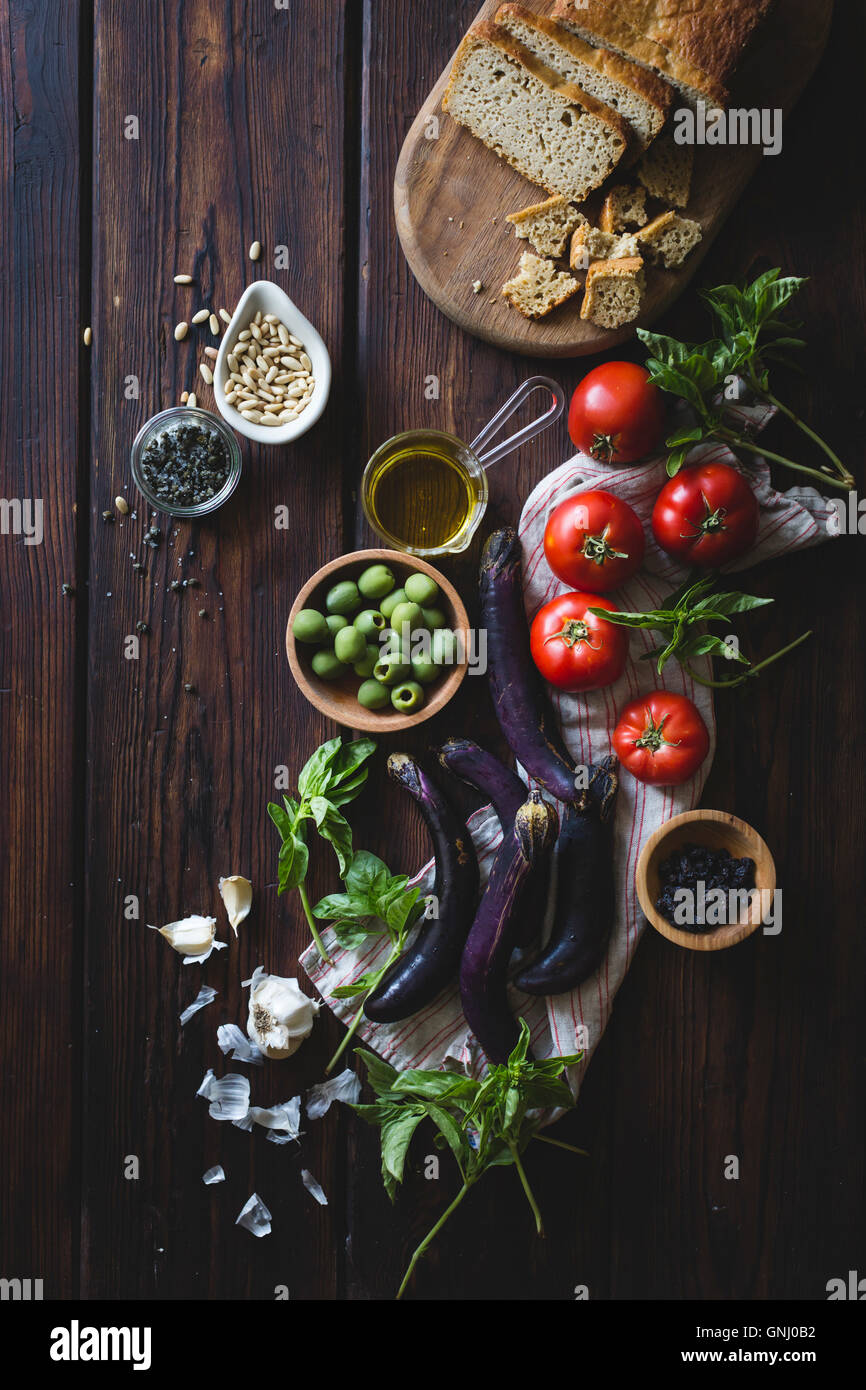 Mediterranean diest der frischen Vegetablea, Olivenöl und hausgemachtes Brot. Stockfoto