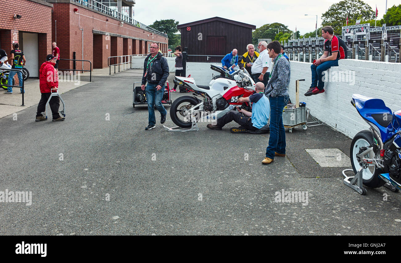 Verkleidungen nach Pre Rasse Inspektion beim Festival des Motorradfahrens, Isle Of Man 2016 ersetzt wird Stockfoto