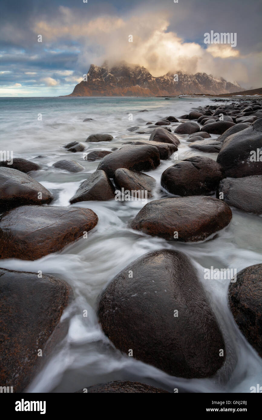 Wintersturm über Uttakleiv Strand, Lofoten, Norwegen Stockfoto