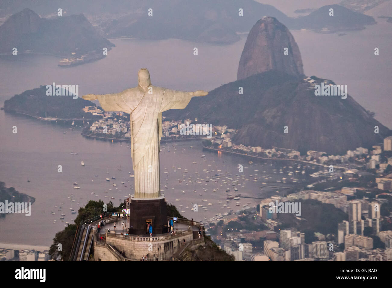 Christus der Erlöser Statue bei Sonnenuntergang auf dem Berg Corcovado
