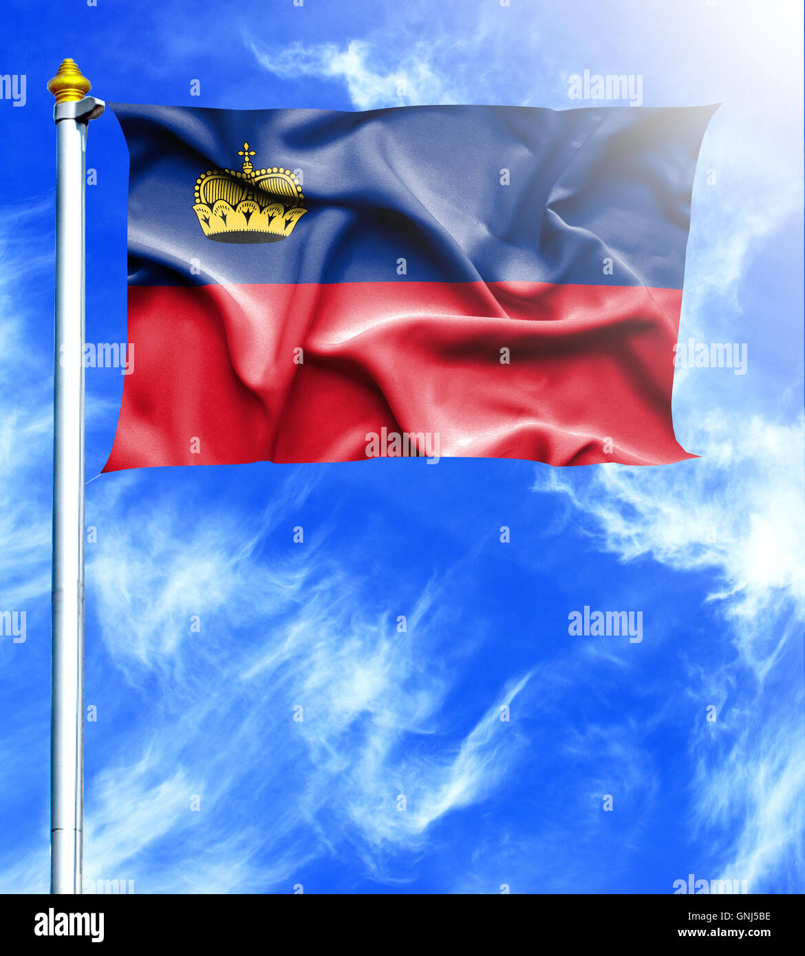 Blauer Himmel und Mast mit erhängten wehende Flagge von Lichtenstein Stockfoto