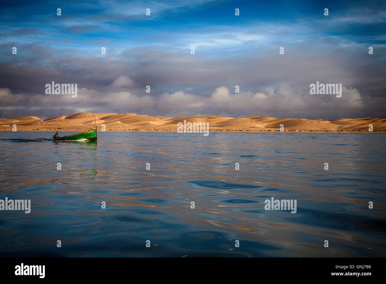 Landschaft in der Sahara Wüste Maroc mit Boot auf Naila Lagune Stockfoto Landschaft in der Sahara Wüste Maroc mit Boot auf Naila Lagune Stockfoto
