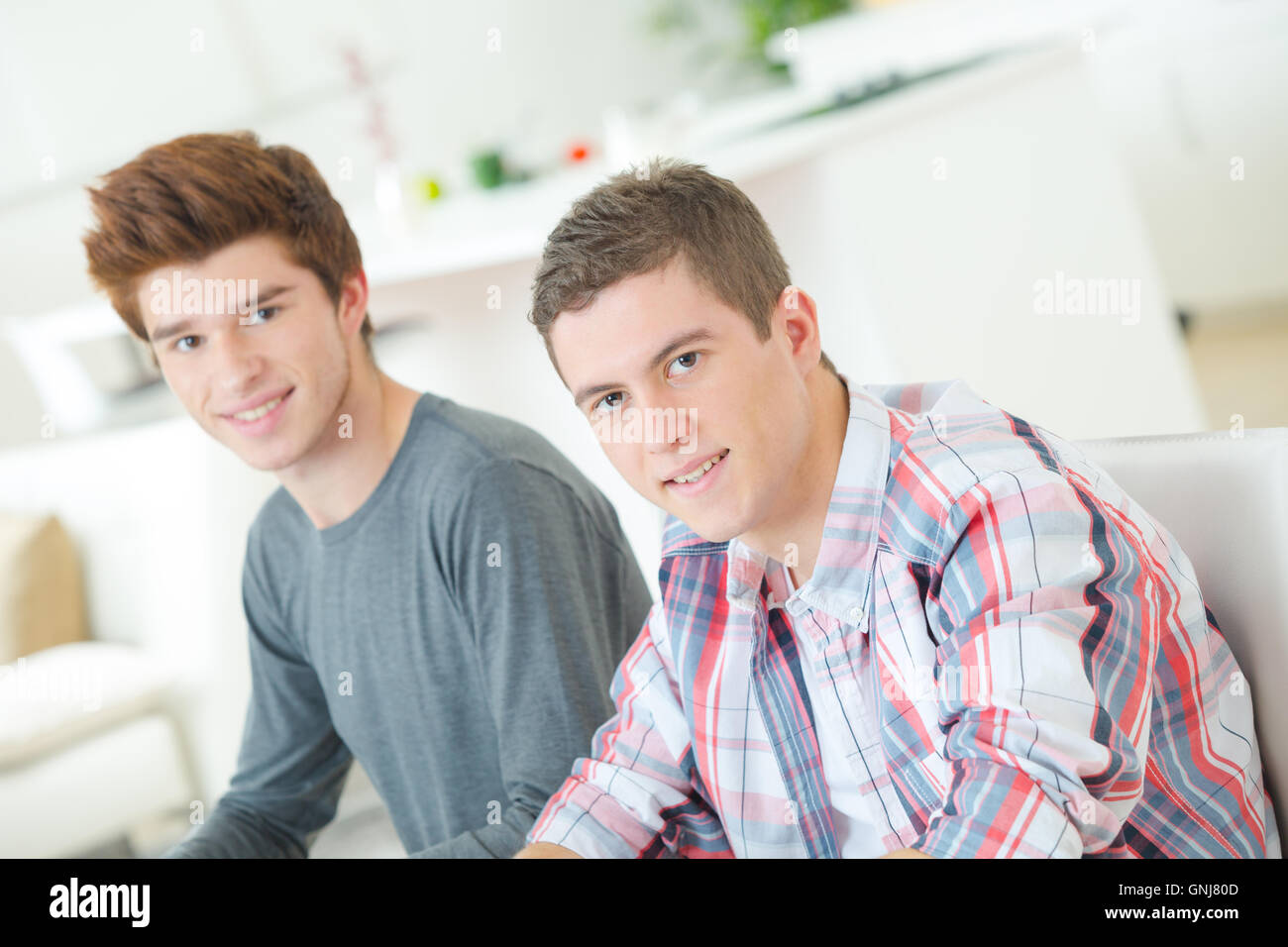 Zwei Jungs auf dem Sofa chillen Stockfoto