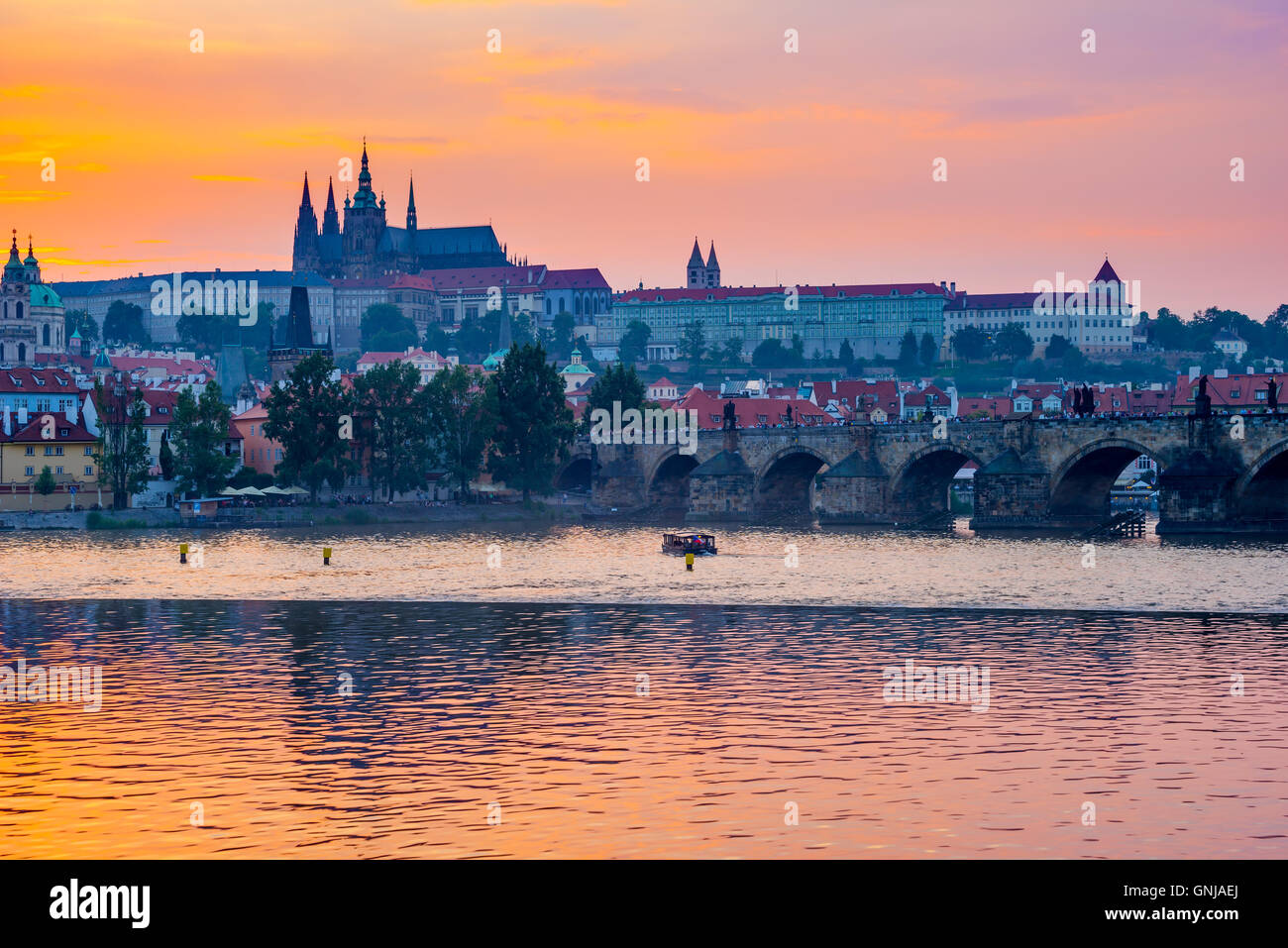 Sonnenuntergang über die Karlsbrücke und die Prager Burg von Smetana Nabrezi entlang der Moldau. Prag-Tschechien-Europa Stockfoto