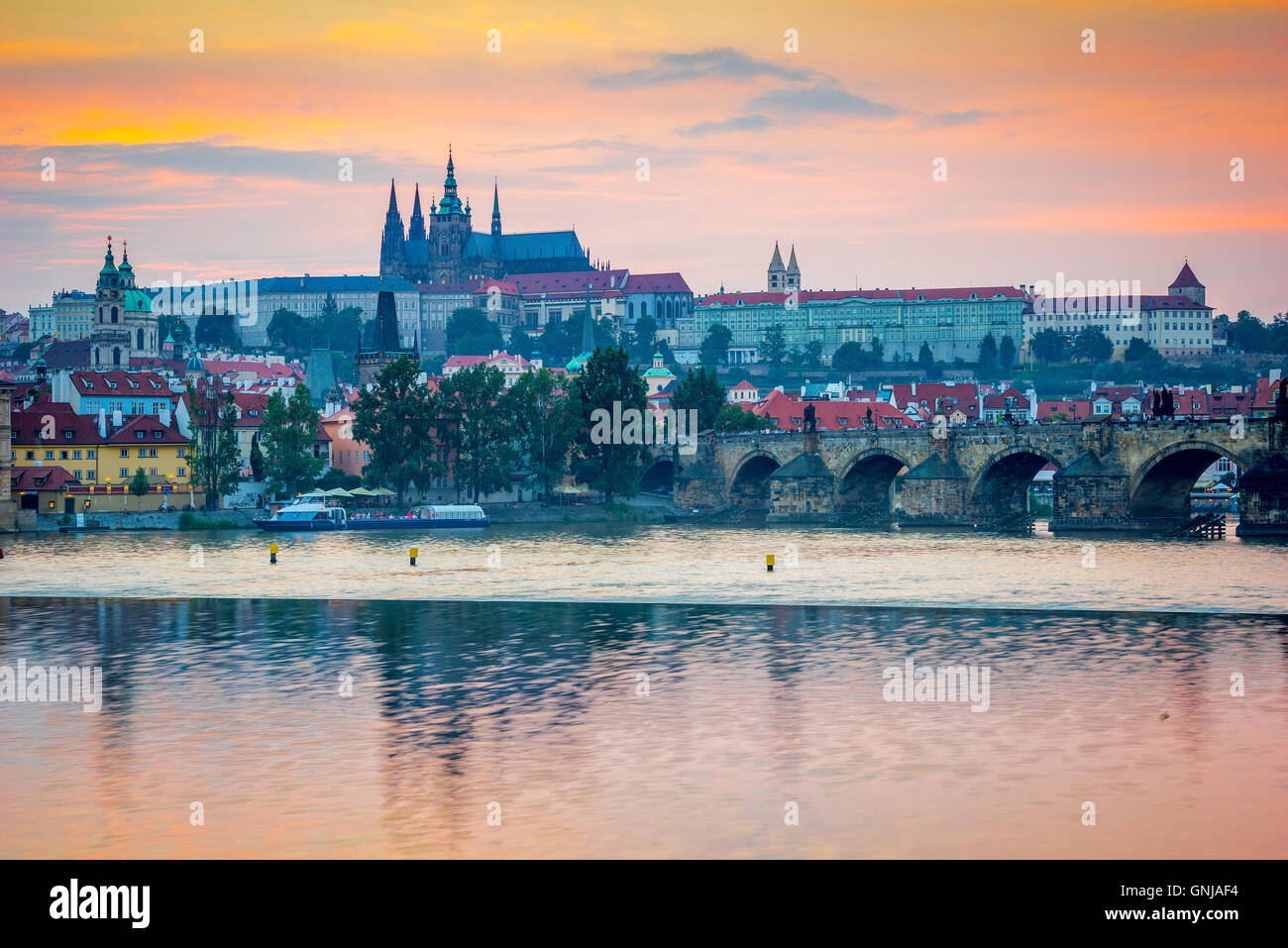 Sonnenuntergang über die Karlsbrücke und die Prager Burg von Smetana Nabrezi entlang der Moldau. Prag-Tschechien-Europa Stockfoto