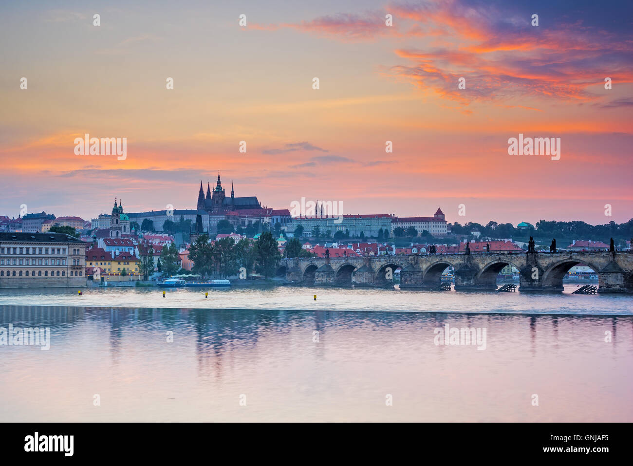 Sonnenuntergang über die Karlsbrücke und die Prager Burg von Smetana Nabrezi entlang der Moldau. Prag-Tschechien-Europa Stockfoto