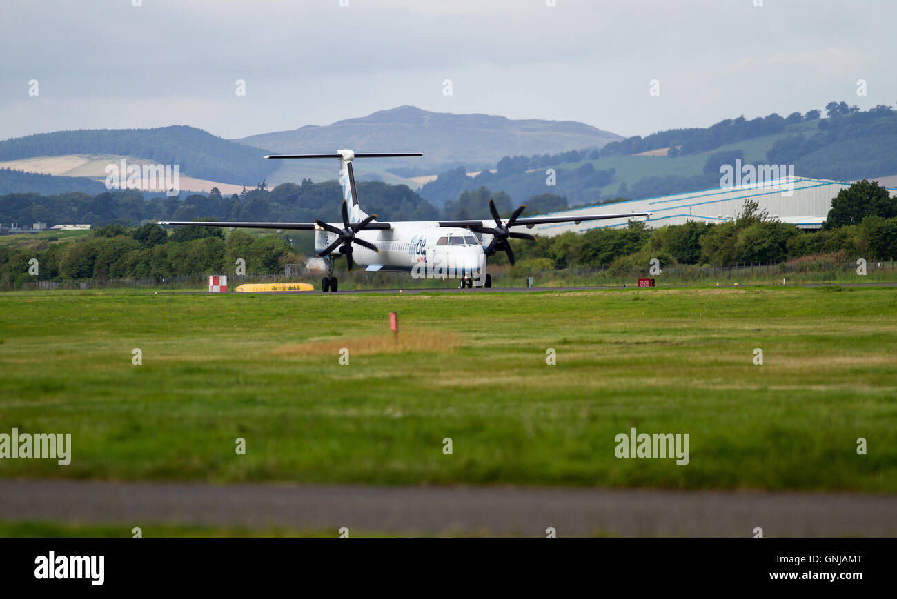 Eine Twin-Engine Turboprop Flybe Dash-8 Flugzeuge gelandet ist nur bei Dundee Airport, UK Stockfoto