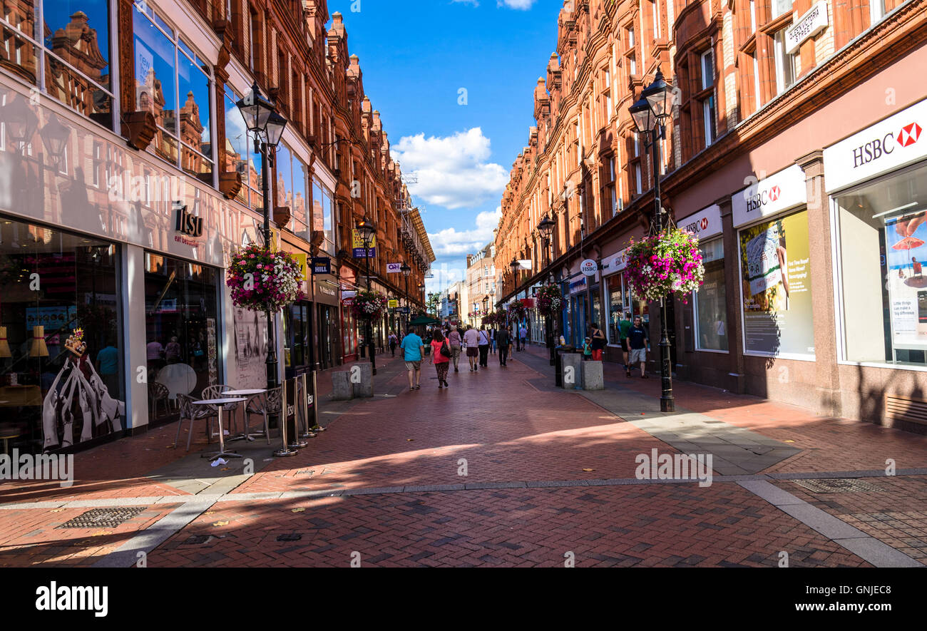 Suchen Sie die Queen Victoria Street Richtung Friar Street in Reading, Berkshire Stockfoto