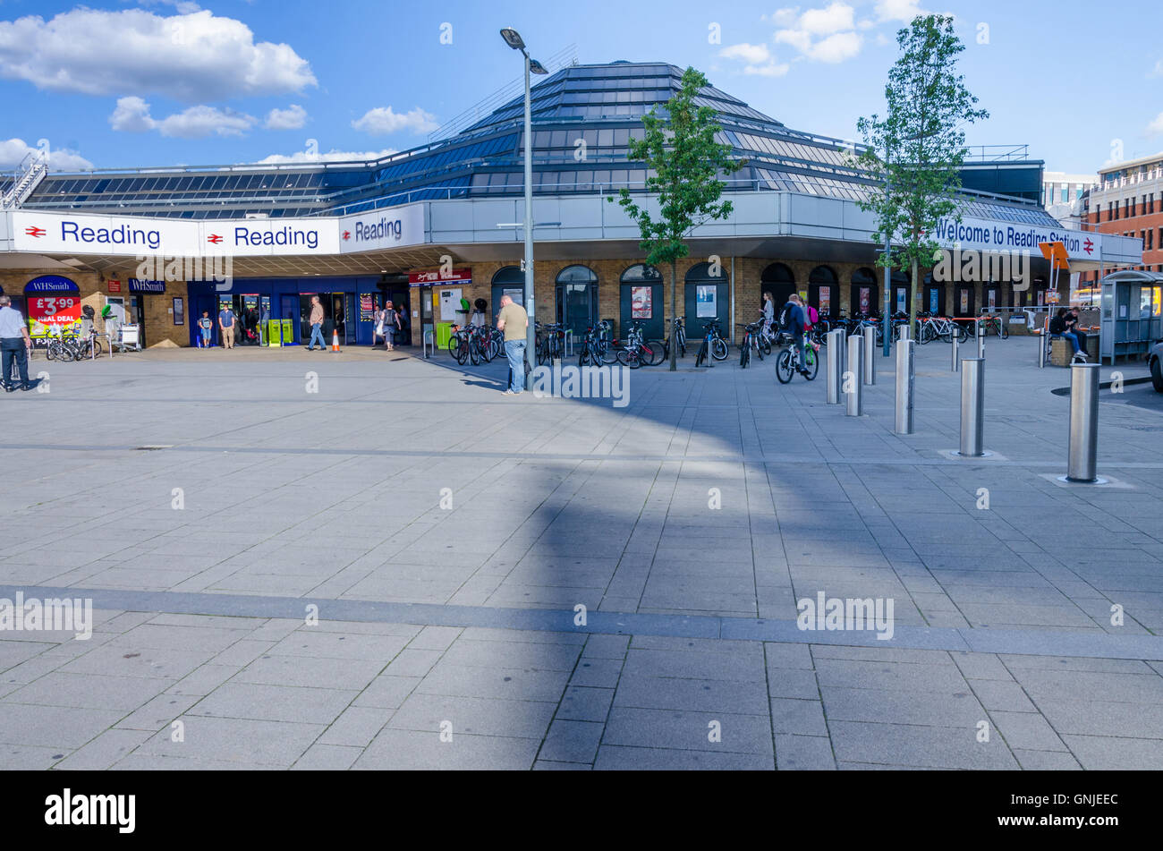 Ein Blick auf den Bahnhof lesen. Stockfoto