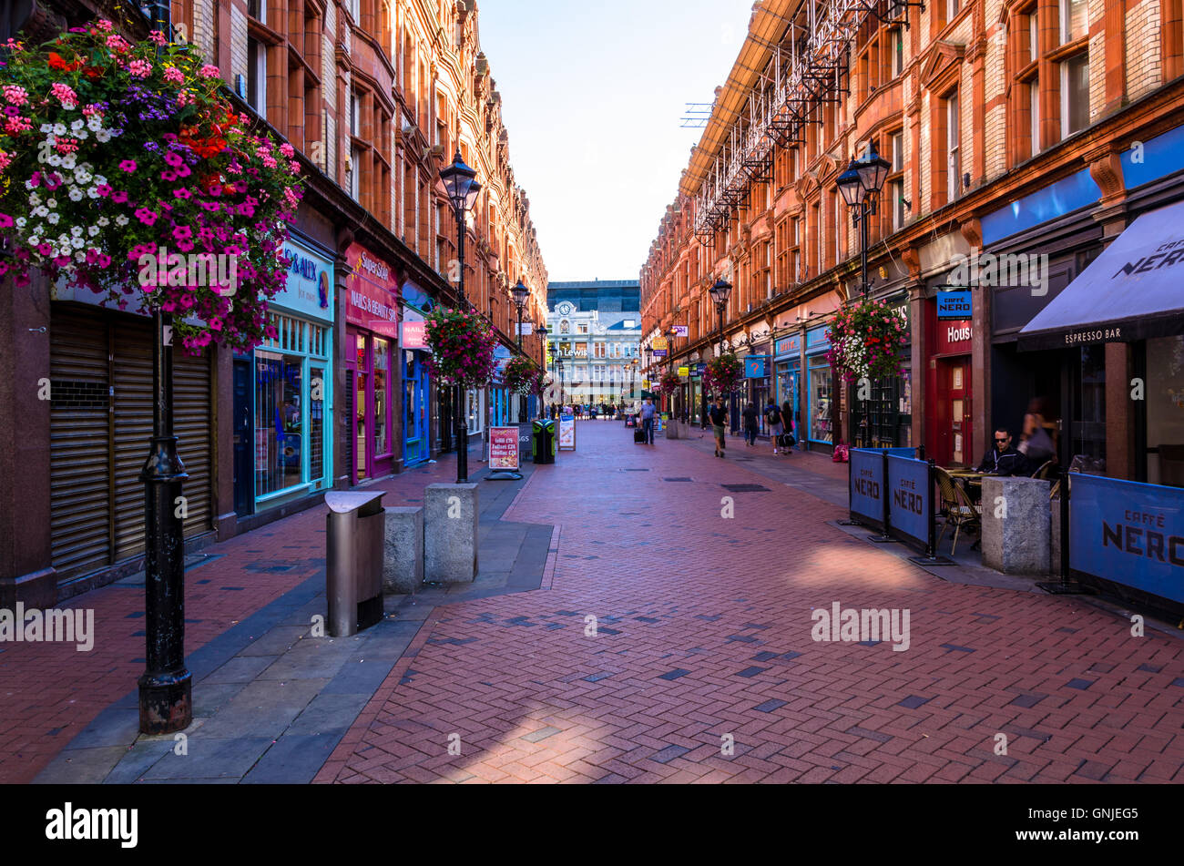 Suchen Sie die Queen Victoria Street Richtung Broad Street in Reading, Berkshire. Stockfoto