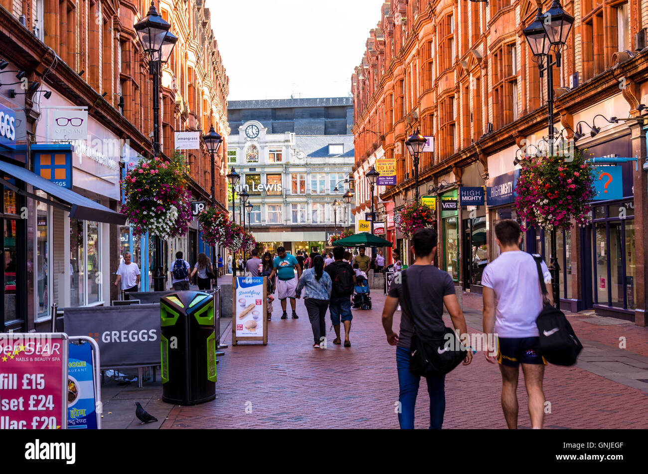 Suchen Sie die Queen Victoria Street Richtung Friar Street in Reading, Berkshire Stockfoto