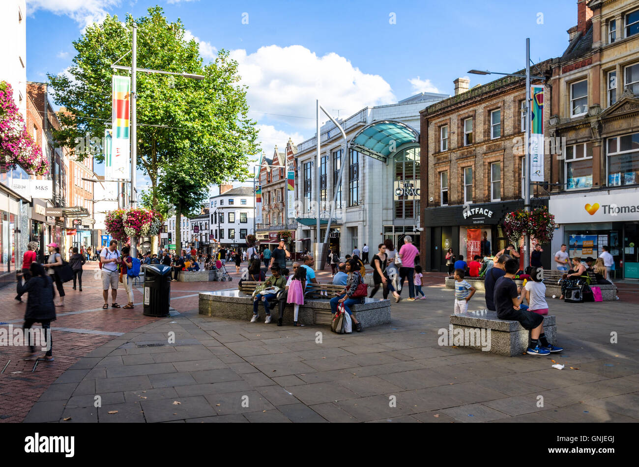 Eine Ansicht der Broad Street in Reading, Berkshire umfasst einen Eingang in die Oracle-Shopping-Mall. Stockfoto