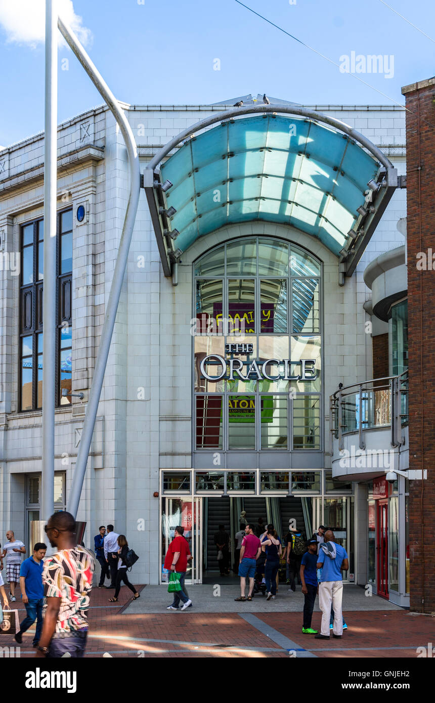 Einen Einstieg in die Oracle Shopping Centre aus der Broad Street in Reading, Berkshire Stockfoto