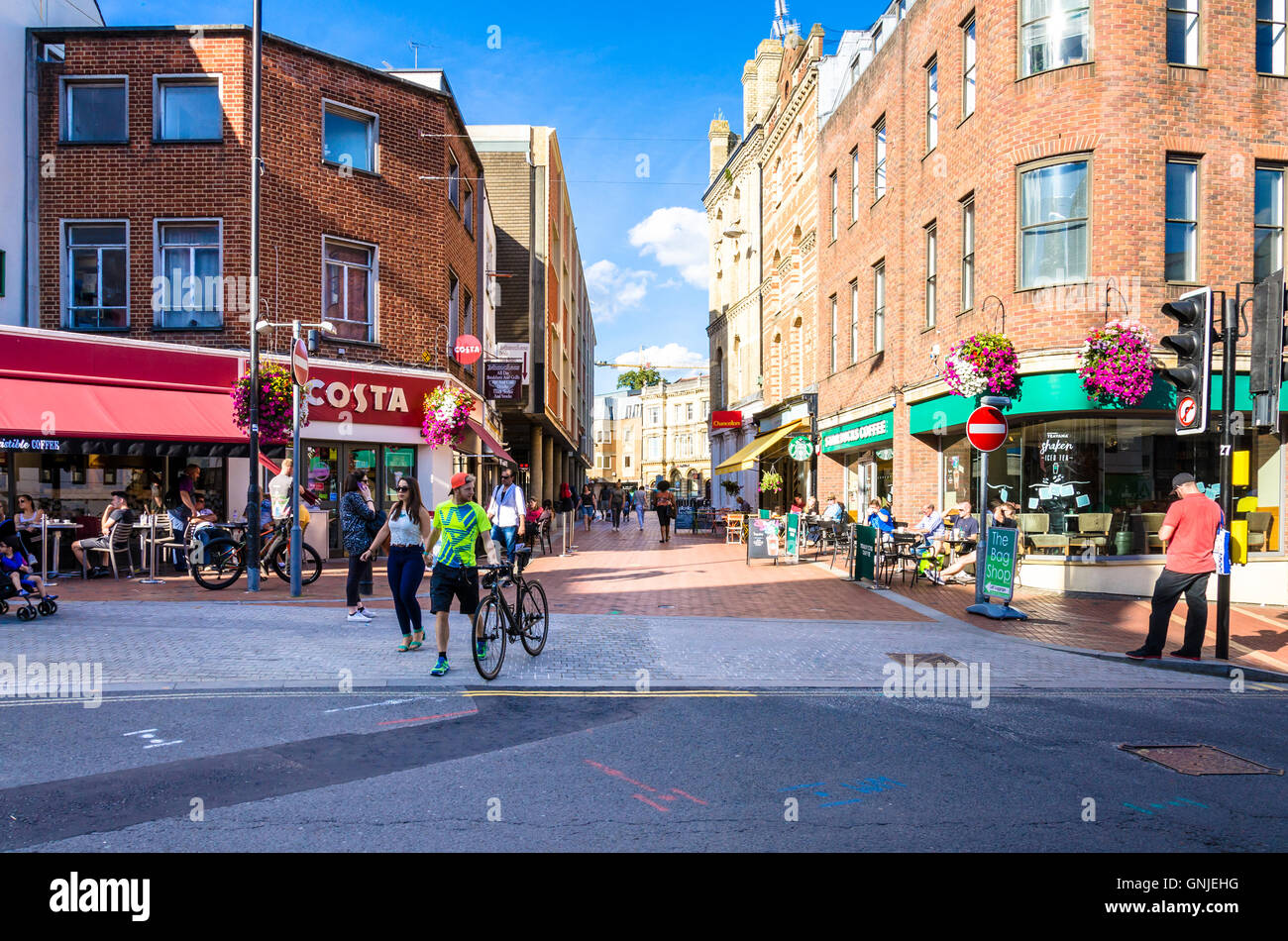 Rivalisierenden Coffeeshops einander gegenüber in der King Street in Reading, Berkshire. Stockfoto