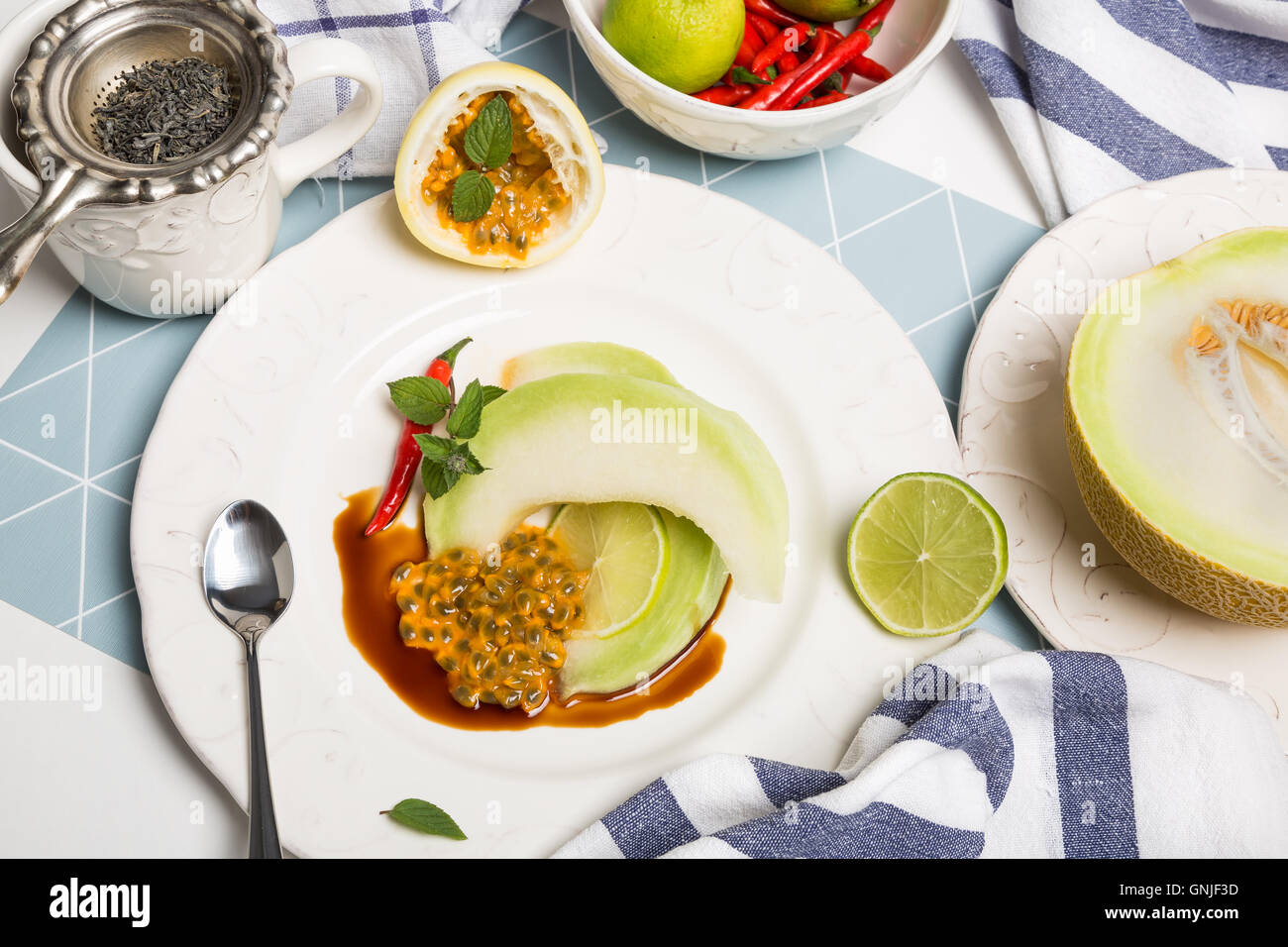 Süße Melone, Maraquia und Kalk mit Chili Stockfoto