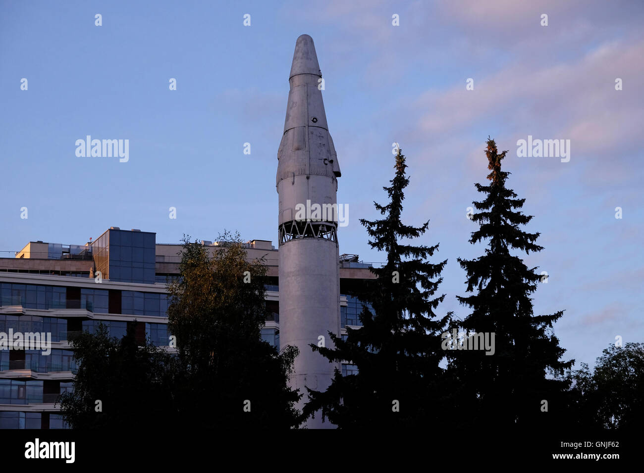 Die sowjetische Mittelstreckenrakete (IRBM) r-9 (NATO-Code SS-8 Sasin) befindet sich neben dem Central Armed Forces Museum, auch bekannt als Museum der Sowjetarmee, im Norden Moskaus, Russland Stockfoto