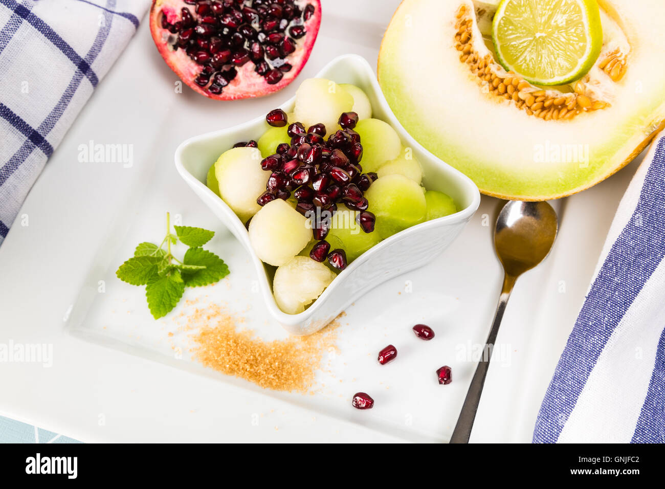 Melone und Samen Granatapfel als ein erfrischendes Dessert Stockfoto