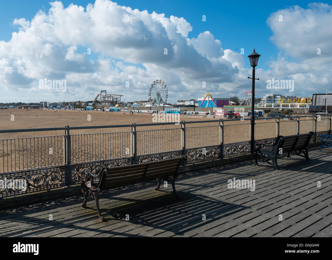 Skegness Pier Rückblick auf die Kirmes Stockfoto