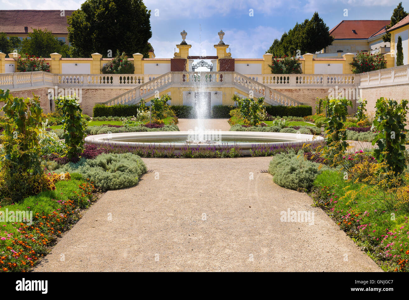 Orangerie mit angrenzenden Gewächshaus bei Burg Schloss Hof, Niederösterreich Stockfoto