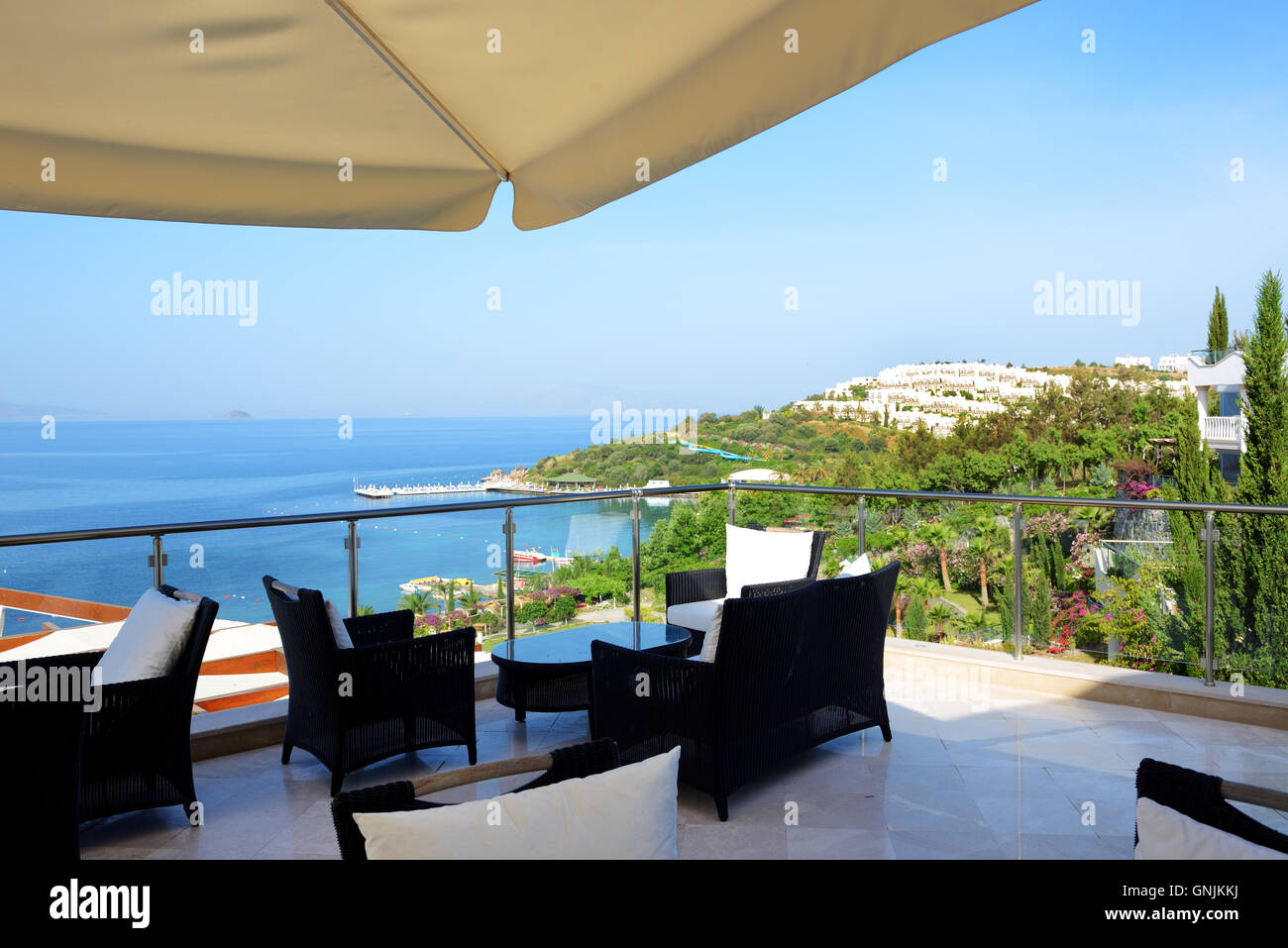 Die Terrasse mit Meerblick im Luxushotel, Bodrum, Türkei Stockfoto