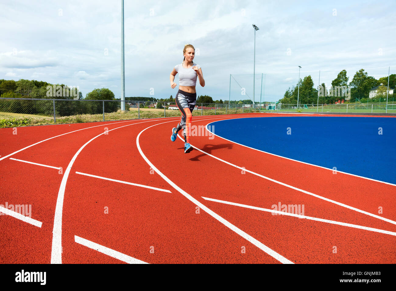 Entschlossenen Frau laufen auf Sport Tracks Stockfoto