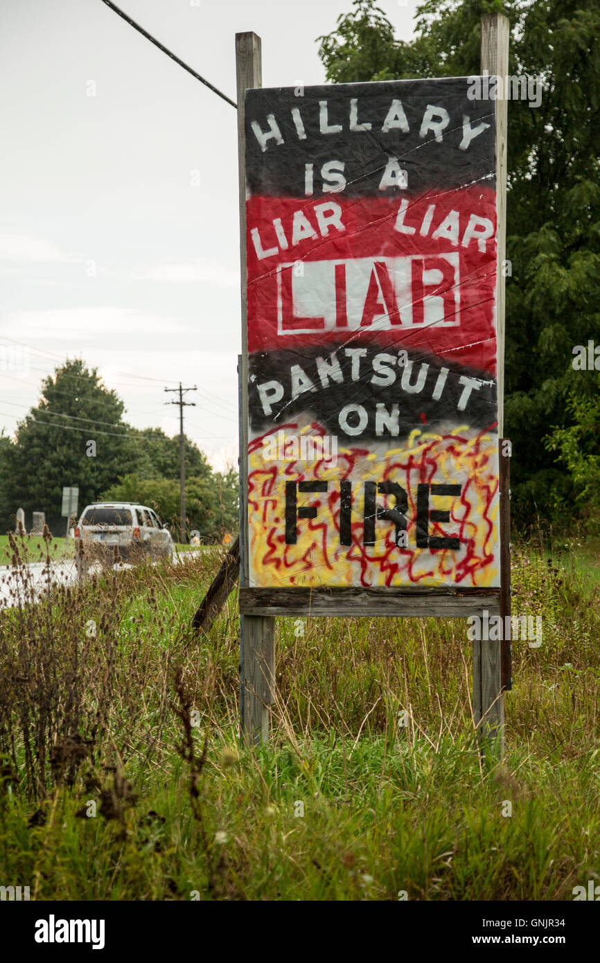 Lagrange, Indiana - hausgemachte Zeichen entlang Indiana Highway 9 fordert Hillary Clinton ein Lügner. Stockfoto