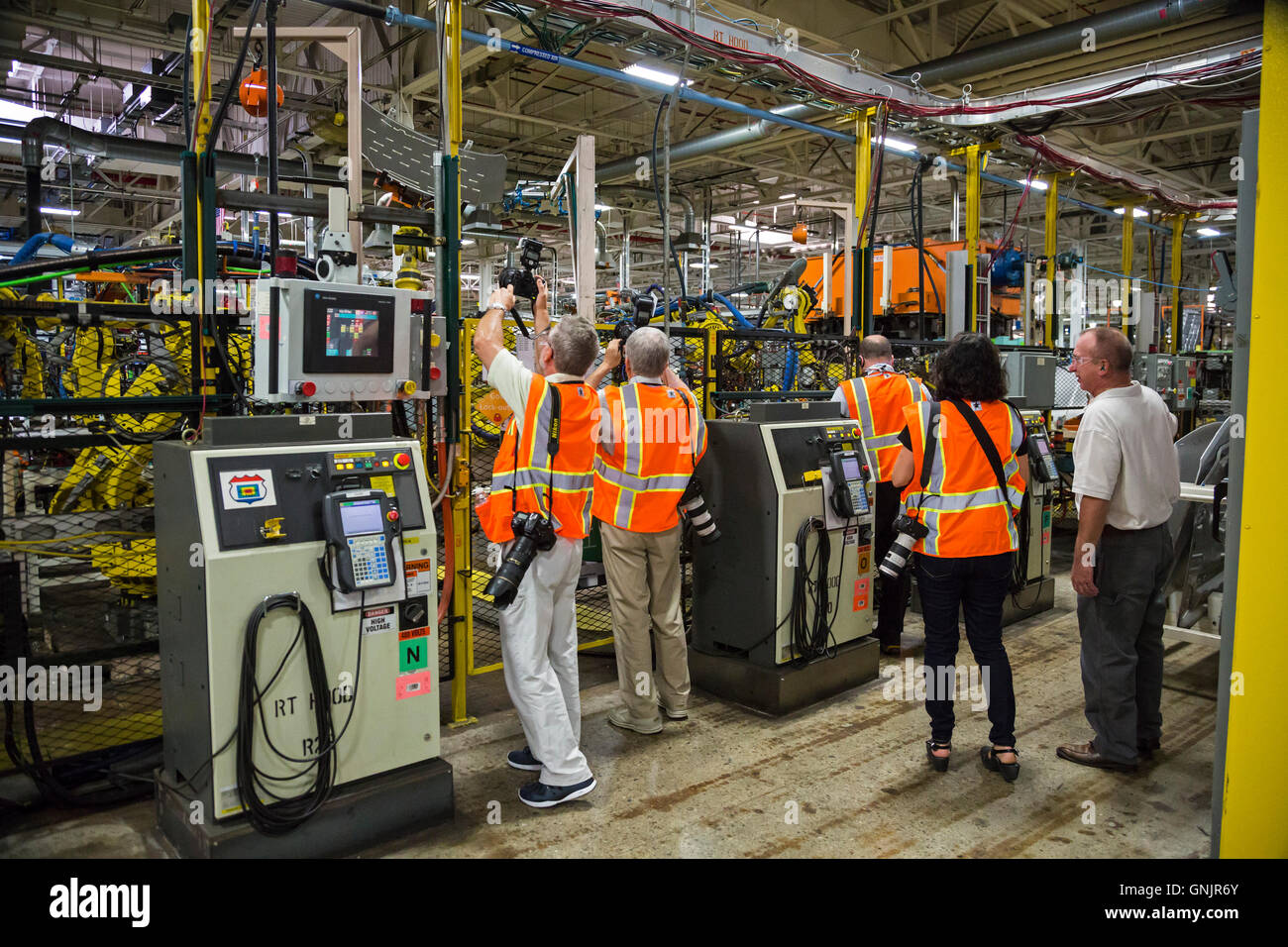 Sterling Heights, Michigan - Fotojournalisten nehmen Fotos von Robotern auf einer Medien-Tour des FCA Sterling Stamping Plant. Stockfoto
