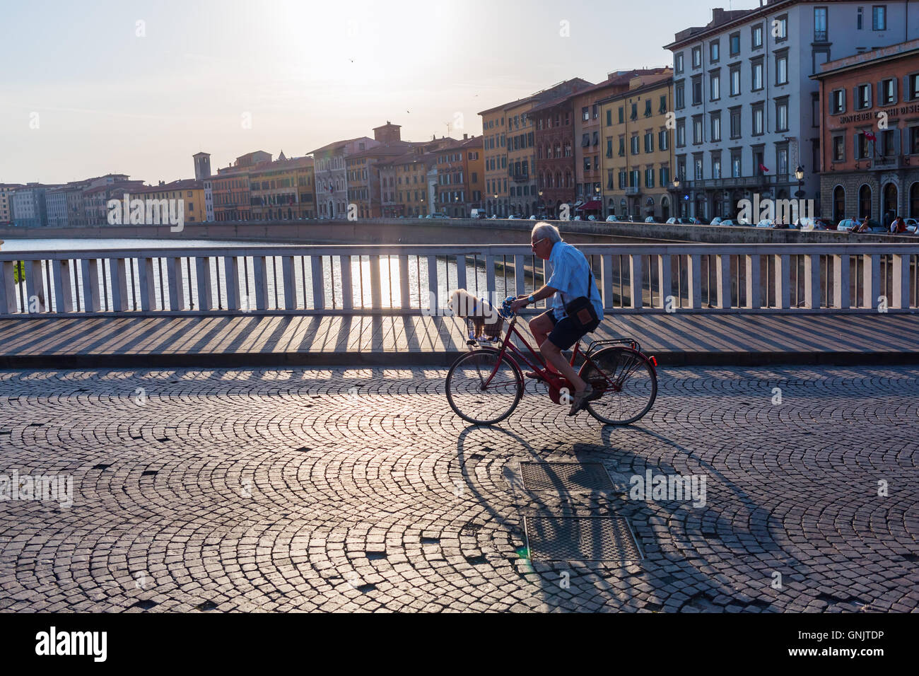 Straßenszene auf der Brücke Ponte di Mezzo in Pisa, Italien Stockfoto