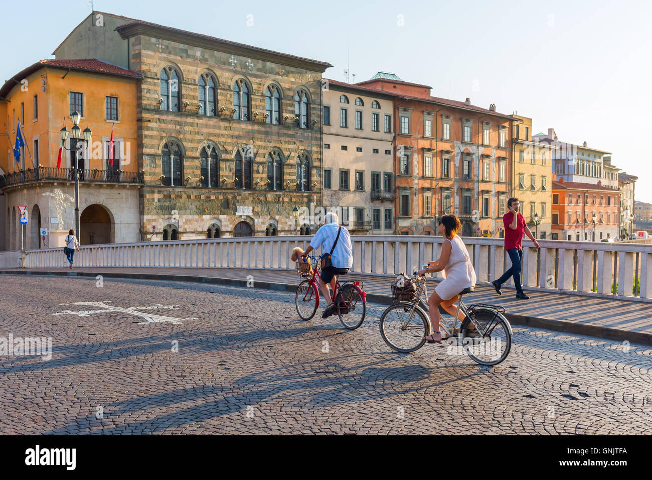 Straßenszene auf der Brücke Ponte di Mezzo in Pisa, Italien Stockfoto