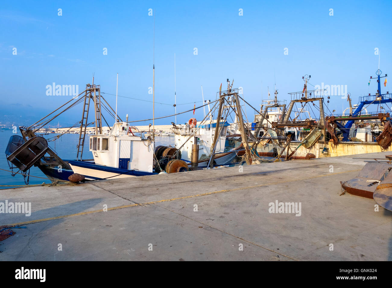 Boote bei Fischer Hafen von Fuengirola, Andalusien, Costa Del Sol, Spanien. Stockfoto