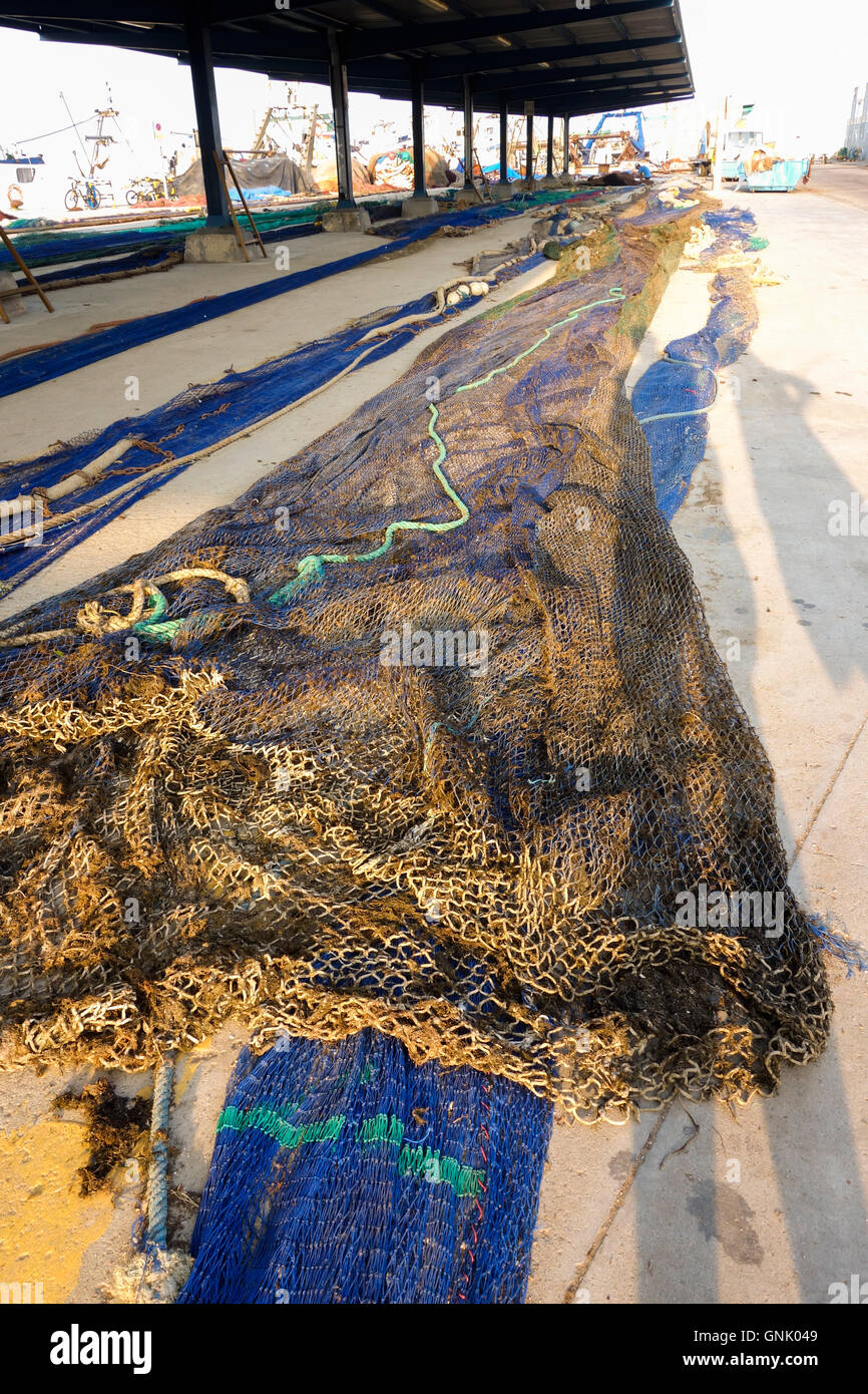 Nylon-Netzstrümpfe auf dem Pier im Hafen von Fuengirola, Costa Del Sol, Spanien ausgebreitet. Stockfoto