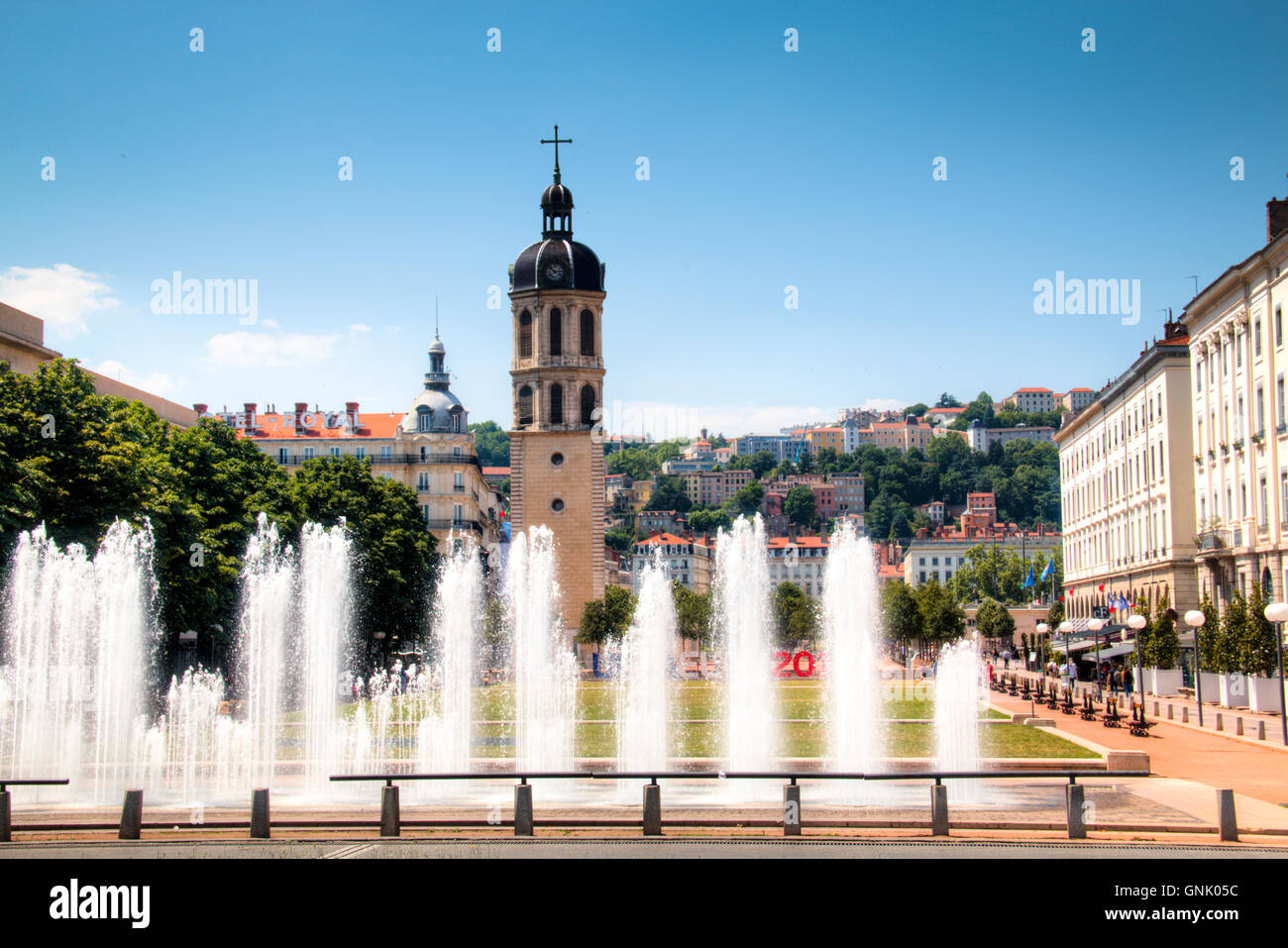 LYON, Frankreich - Juli 2016: Brunnen auf Antonin Poncet Plaza im Zentrum von Lyon, Frankreich mit dem UEFA-Zeichen für die Europa-Fu Stockfoto