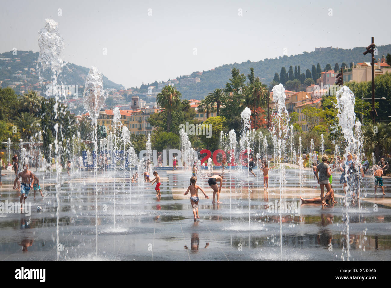 Nizza, Frankreich - Juli 2016: Menschen spielen in den Brunnen auf den wichtigsten Platz von Nizza in Frankreich Stockfoto